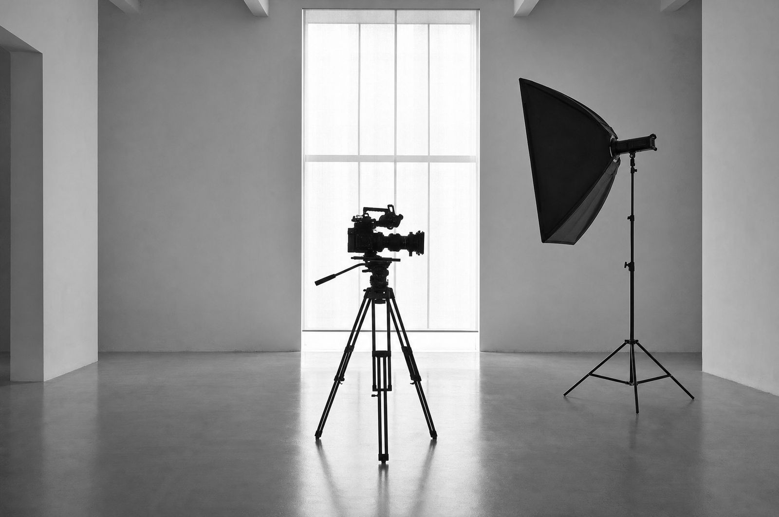 Kamera und Licht in einem weißen Studio